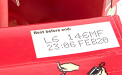 紙パックにロット番号・消費期限を印字（マーキング）